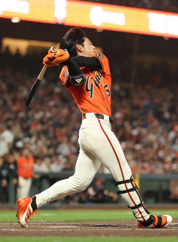 Sep 26, 2025; San Francisco, California, USA; San Francisco Giants center fielder Jung Hoo Lee (51) loses his helmet on a swing against the Colorado Rockies during the second inning at Oracle Park. Mandatory Credit: Kelley L Cox-Imagn Images        <저작권자(c) 연합뉴스, 무단 전재-재배포, AI 학습 및 활용 금지>