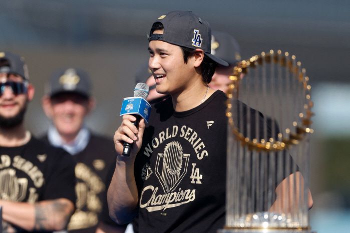 LOS ANGELES, CALIFORNIA - NOVEMBER 03: Shohei Ohtani of the Los Angeles Dodgers speaks to the crowd during the 2025 Dodgers World Series Celebration at Dodger Stadium on November 03, 2025 in Los Angeles, California.   Ronald Martinez/Getty Images/AFP (Photo by RONALD MARTINEZ / GETTY IMAGES NORTH AMERICA / Getty Images via AFP)        <저작권자(c) 연합뉴스, 무단 전재-재배포, AI 학습 및 활용 금지>
