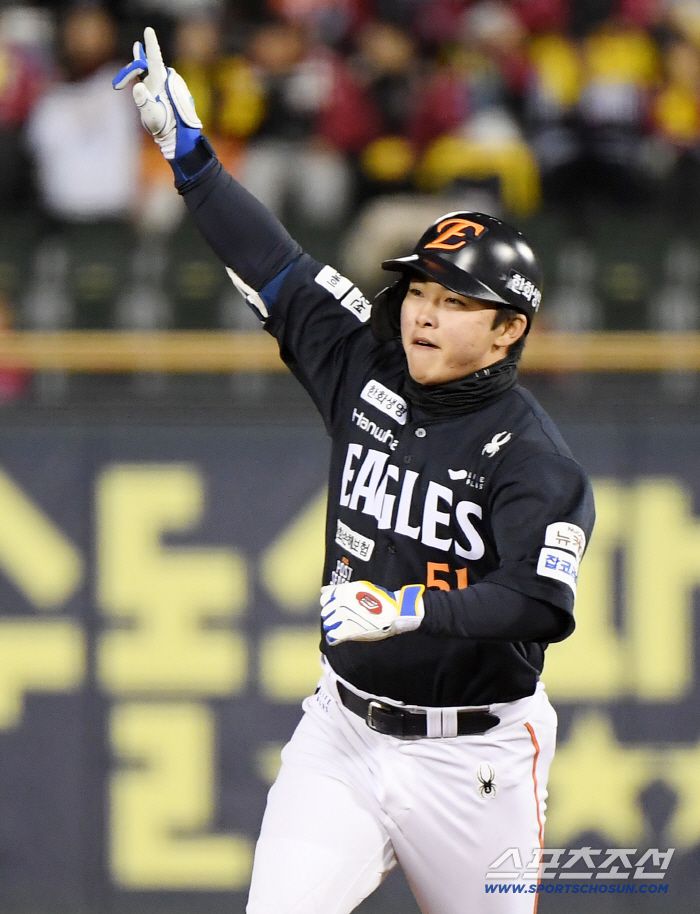 27일 서울 잠실구장에서 열린 한화와 LG의 한국시리즈 2차전. 1회초 1사 1루 문현빈이 투런포를 친 후 환호하고 있다. 잠실=정재근 기자 cjg@sportschosun.com/2025.10.27/