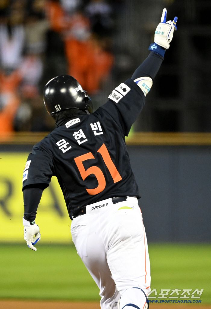 27일 서울 잠실구장에서 열린 한화와 LG의 한국시리즈 2차전. 1회초 1사 1루 문현빈이 선제 2점홈런을 치고 환호하고 있다. 잠실=허상욱 기자wook@sportschosun.com/2025.10.27/