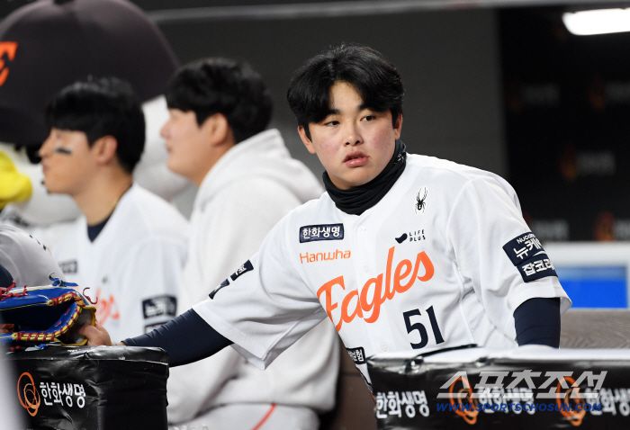 29일 대전 한화생명볼파크에서 열린 한국시리즈 3차전 한화 이글스와 LG 트윈스의 경기. 한화 문현빈이 생각에 잠겨 있다. 대전=박재만 기자 pjm@sportschosun.com/2025.10.29/