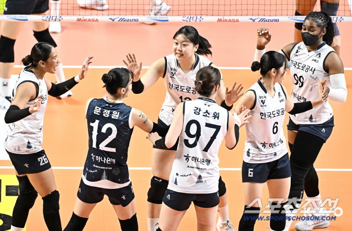 한국도로공사 선수들이 득점 후 기뻐하고 있다. 사진제공=KOVO