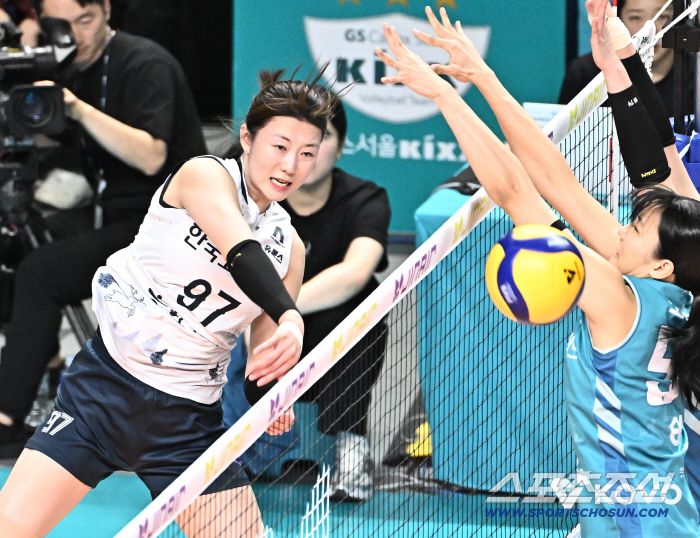 한국도로공사 강소휘가 스파이크를 때리고 있다. 사진제공=KOVO