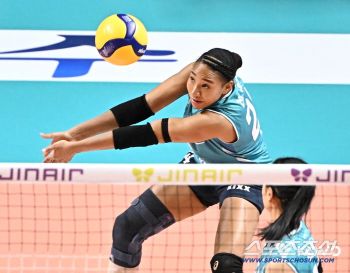 GS칼텍스 레이나가 리시브를 하고 있다. 사진제공=KOVO