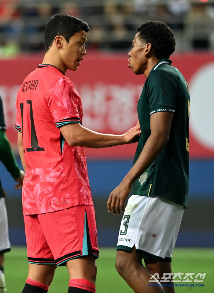 14일 대전월드컵경기장에서 열린 대한민국과 볼리비아의 A매치 평가전. 황희찬이 상대 선수와 신경전을 벌이고 있다. 대전=허상욱 기자wook@sportschosun.com/2025.11.14/