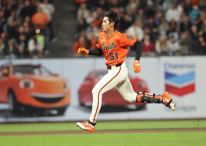 Sep 26, 2025; San Francisco, California, USA; San Francisco Giants center fielder Jung Hoo Lee (51) runs for third base on a triple against the Colorado Rockies during the second inning at Oracle Park. Mandatory Credit: Kelley L Cox-Imagn Images        <저작권자(c) 연합뉴스, 무단 전재-재배포, AI 학습 및 활용 금지>