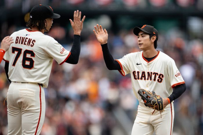 San Francisco Giants' Jung Hoo Lee, right, high-fives teammate Spencer Bivens (76) after a baseball game against the Colorado Rockies, Sunday, Sept. 28, 2025, in San Francisco. (AP Photo/Thien-An Truong)        <저작권자(c) 연합뉴스, 무단 전재-재배포, AI 학습 및 활용 금지>