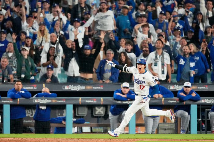 FILE - Los Angeles Dodgers' Shohei Ohtani celebrates his home run against the Toronto Blue Jays during the seventh inning in Game 3 of baseball's World Series, Monday, Oct. 27, 2025, in Los Angeles. (AP Photo/Mark J. Terrill, File) FILE PHOTO        <저작권자(c) 연합뉴스, 무단 전재-재배포, AI 학습 및 활용 금지>