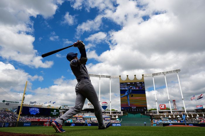 FILE - Los Angeles Dodgers' Shohei Ohtani warms up on deck before a baseball game against the Kansas City Royals, Saturday, June 28, 2025, in Kansas City, Mo. (AP Photo/Charlie Riedel, File) FILE PHOTO        <저작권자(c) 연합뉴스, 무단 전재-재배포, AI 학습 및 활용 금지>
