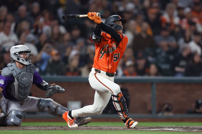 SAN FRANCISCO, CALIFORNIA - SEPTEMBER 26: Jung Hoo Lee #51 of the San Francisco Giants hits a triple in the bottom of the second inning against the Colorado Rockies at Oracle Park on September 26, 2025 in San Francisco, California.   Lachlan Cunningham/Getty Images/AFP (Photo by Lachlan Cunningham / GETTY IMAGES NORTH AMERICA / Getty Images via AFP)        <저작권자(c) 연합뉴스, 무단 전재-재배포, AI 학습 및 활용 금지>