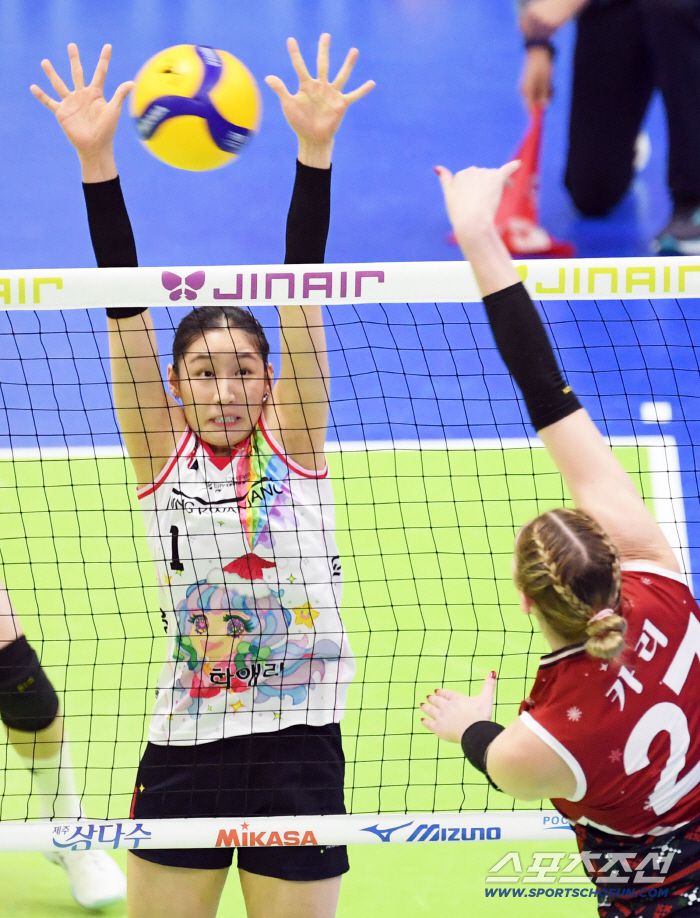 현대건설 거포 카리 스파이크를 자신 있게 블로킹한 인쿠시.