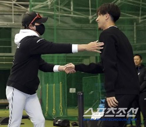 2024년 시즌 후반 미국에서 귀국해 니혼햄 경기장을 찾은 우와사와. 신조 니혼햄 감독(왼쪽)이 반갑게 맞아주고 있다. 우와사와는 1년 만에 돌아와 니혼햄이 아닌 소프트뱅크에 입단해 논란을 일으켰다. 사진출처=니혼햄 파이터스 SNS