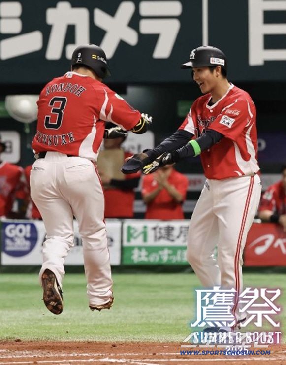 소프트뱅크의 간판타자 곤도(왼쪽)가 홈런을 치고 기뻐하는 모습이다. 곤도는 니혼햄에서 11년을 뛰고 2023년 소프트뱅크로 이적했다. 사진출처=소프트뱅크 호크스 SNS