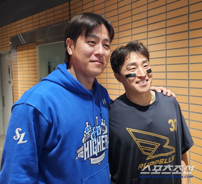 경기가 끝나니 형제마냥 다정한 선후배로 돌아갔다. 삼성 강민호-롯데 손아섭. 손아섭은 2007년 프로 데뷔 이래 19시즌만에 한국시리즈 무대를 밟게 됐다. 김영록 기자