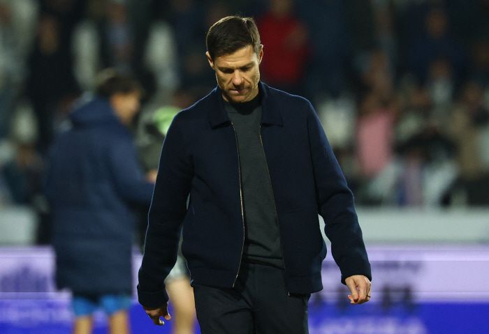 Soccer Football - Copa del Rey - Round of 32 - Talavera de la Reina v Real Madrid - Estadio El Prado, Talavera de la Reina, Spain - December 17, 2025 Real Madrid coach Xabi Alonso looks dejected after the match REUTERS/Susana Vera <저작권자(c) 연합뉴스, 무단 전재-재배포, AI 학습 및 활용 금지>
