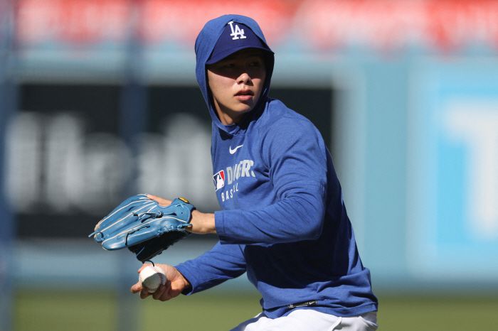 Oct 28, 2025; Los Angeles, California, USA; Los Angeles Dodgers second baseman Hyeseong Kim (6) looks on before game four of the 2025 MLB World Series against the Toronto Blue Jays at Dodger Stadium. Mandatory Credit: Kiyoshi Mio-Imagn Images        <저작권자(c) 연합뉴스, 무단 전재-재배포, AI 학습 및 활용 금지>