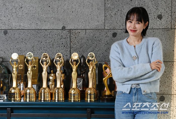 제46회 청룡영화상 여우주연상을 수상한 배우 손예진이 10일 진행된 스포츠조선과의 인터뷰에 앞서 포즈를 취하고 있다. 허상욱 기자wook@sportschosun.com/2025.12.10/