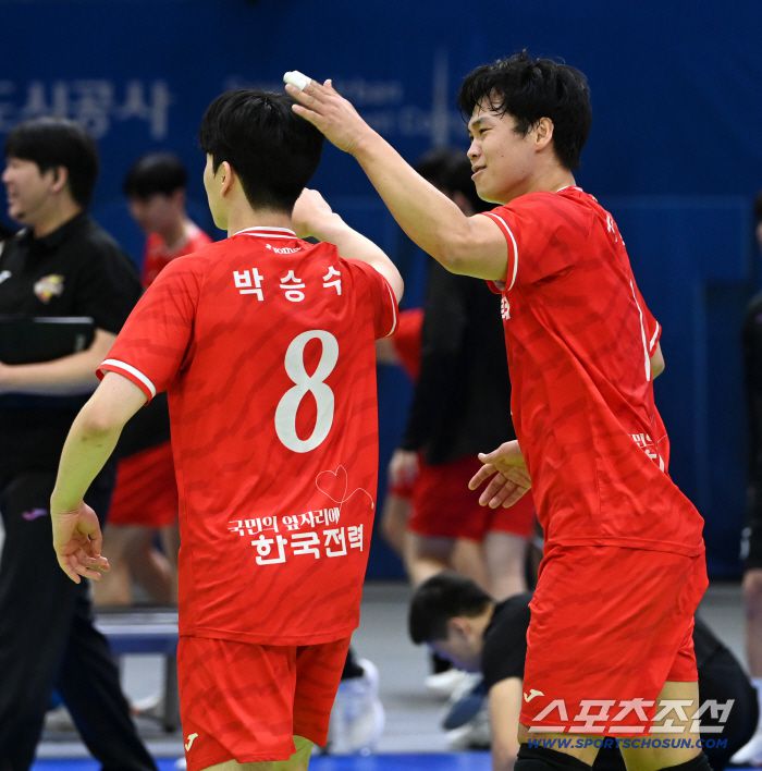27일 수원실내체육관에서 열린 한국전력과 현대캐피탈의 경기, 1세트를 승리한 한국전력 박승수와 서재덕이 기뻐하고 있다. 수원=허상욱 기자wook@sportschosun.com/2025.12.27/
