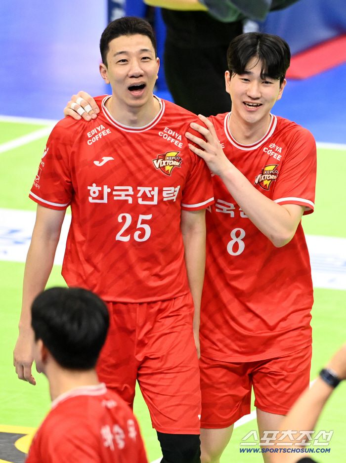 27일 수원실내체육관에서 열린 한국전력과 현대캐피탈의 경기, 한국전력 신영석이 실점 후 아쉬워하자 박승수가 다독이고 있다. 수원=허상욱 기자wook@sportschosun.com/2025.12.27/