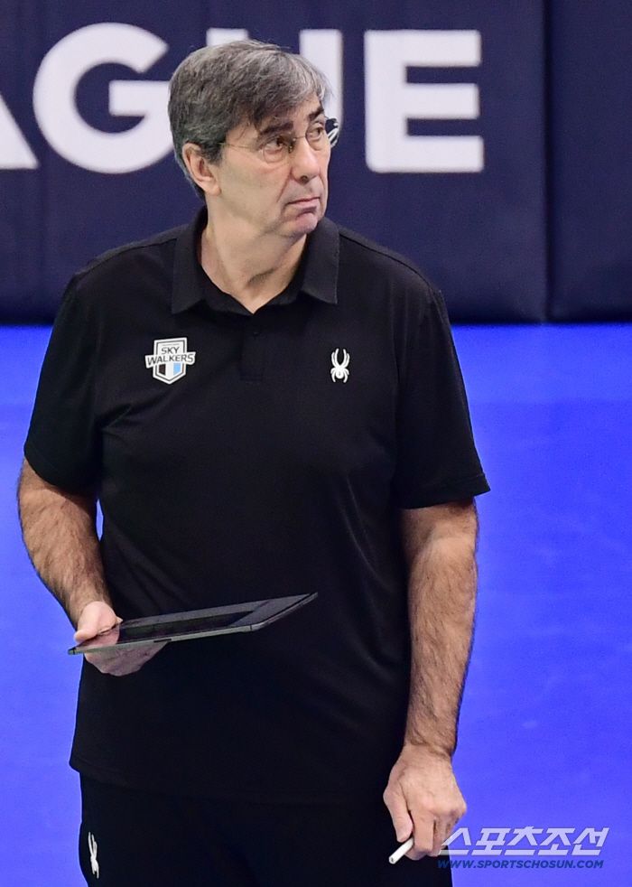 29일 수원체육관에서 열린 배구 V리그 남자부 한국전력과 현대캐피탈의 경기. 경기 지켜보는 현대캐피탈 필립 블랑 감독. 수원=송정헌 기자songs@sportschosun.com/2025.10.29/