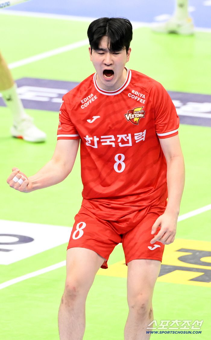 27일 수원실내체육관에서 열린 한국전력과 현대캐피탈의 경기, 블로킹 성공에 환호하는 한국전력 박승수. 수원=허상욱 기자wook@sportschosun.com/2025.12.27/