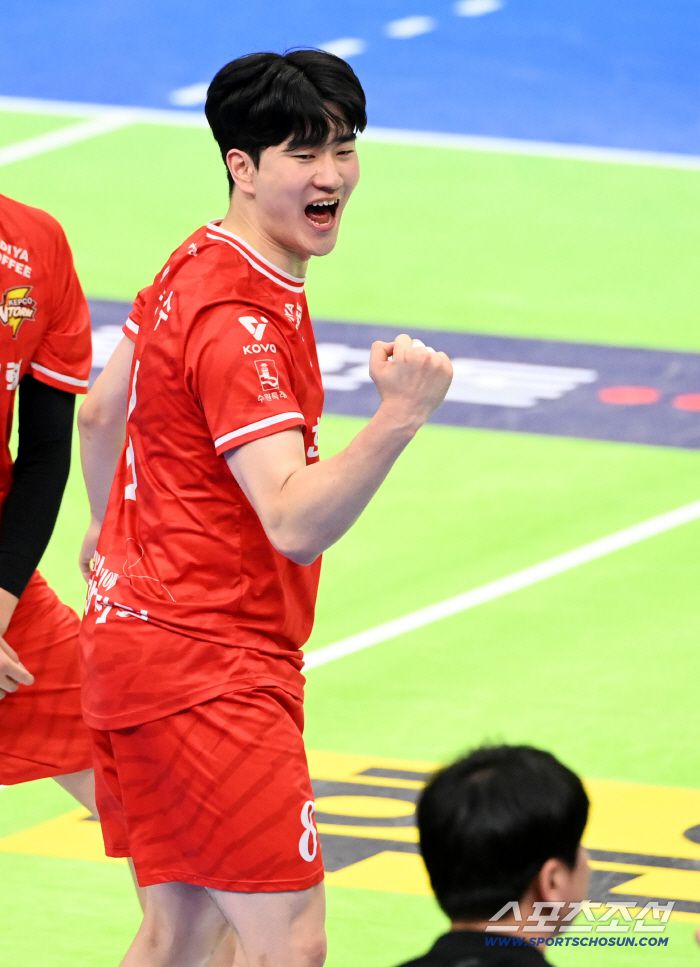 27일 수원실내체육관에서 열린 한국전력과 현대캐피탈의 경기, 블로킹 성공에 환호하는 한국전력 박승수. 수원=허상욱 기자wook@sportschosun.com/2025.12.27/