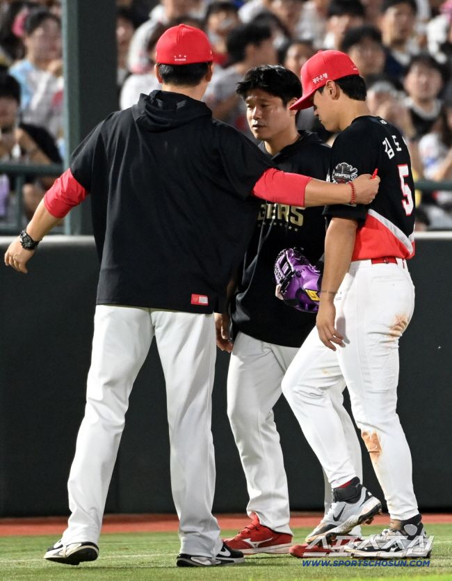 7일 부산 사직야구장에서 열린 KIA와 롯데의 경기, 5회말 무사 1루 김도영이 윤동희의 땅볼을 처리하다 몸의 불편함을 호소하며 교체되고 있다. 부산=허상욱 기자wook@sportschosun.com/2025.08.07/