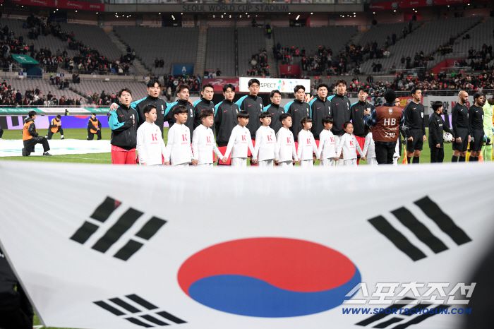 18일 서울월드컵경기장에서 열린 대한민국과 가나의 A매치 평가전. 선수들이 국민 의례를 하고 있다. 상암=박재만 기자 pjm@sportschosun.com/2025.11.18/