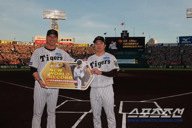 연속 무실점 기록을 세우고 후지카와 감독(왼쪽)과 자리한 이시이. 사진캡처=한신 타이거즈 SNS