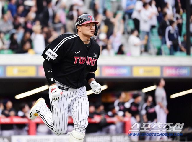 24일 인천 SSG랜더스필드에서 KBO리그 SSG와 LG의 경기가 열렸다. 2회 LG 이재원이 SSG 엘리아스를 상대로 투런홈런을 날렸다. 그라운드를 돌고 있는 이재원. 인천=송정헌 기자songs@sportschosun.com/2023.05.24/