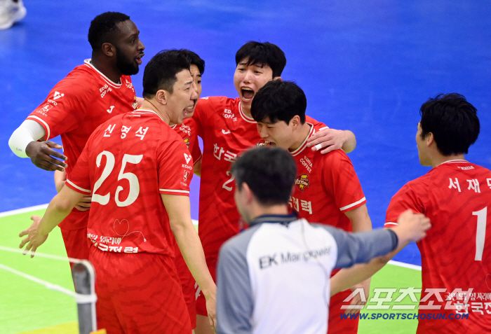 27일 수원실내체육관에서 열린 한국전력과 현대캐피탈의 경기, 한국전력 신영석이 현대캐피탈 신호진의 공격을 막아내며 환호하고 있다. 수원=허상욱 기자wook@sportschosun.com/2025.12.27/