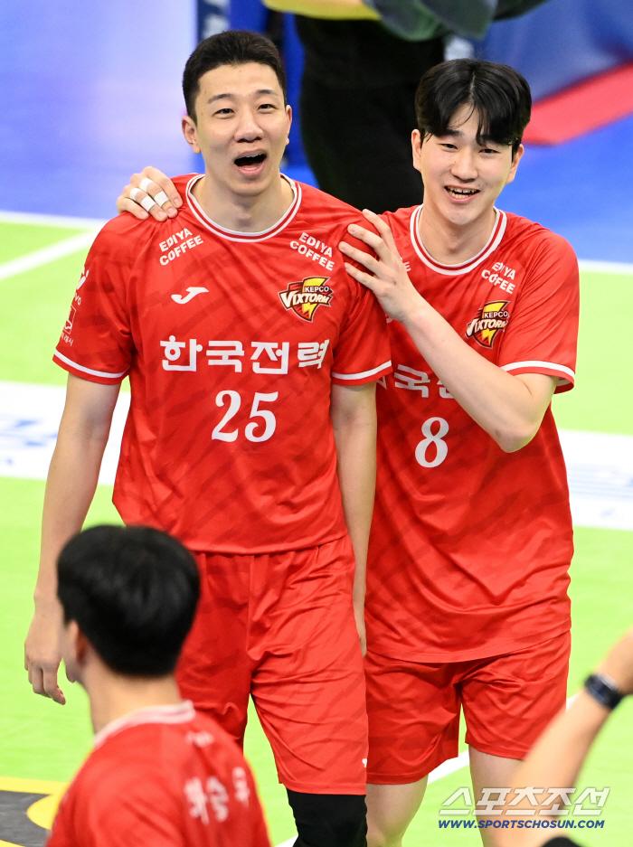 27일 수원실내체육관에서 열린 한국전력과 현대캐피탈의 경기, 한국전력 신영석이 실점 후 아쉬워하자 박승수가 다독이고 있다. 수원=허상욱 기자wook@sportschosun.com/2025.12.27/