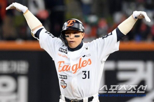 30일 대전 한화생명볼파크에서 열린 한국시리즈 4차전 한화 이글스와 LG 트윈스의 경기. 7회말 1사 1루 한화 손아섭이 내야 땅볼 후 LG 3루수 문보경 송구 실책으로 2루까지 진루하고 있다. 대전=박재만 기자 pjm@sportschosun.com/2025.10.30/