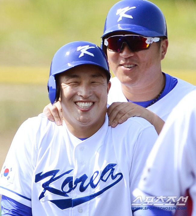 김인식 감독이 이끄는 WBC(월드베이스볼클래식) 대표팀이 21일 일본 오키나와 구시카와구장에서 훈련을 했다. 손아섭이 최형우가 자신의 어깨를 주물러주자 간지럼을 타며 웃고 있다.   오키나와=정재근 기자 cjg@sportschosun.com/2017.02.21/