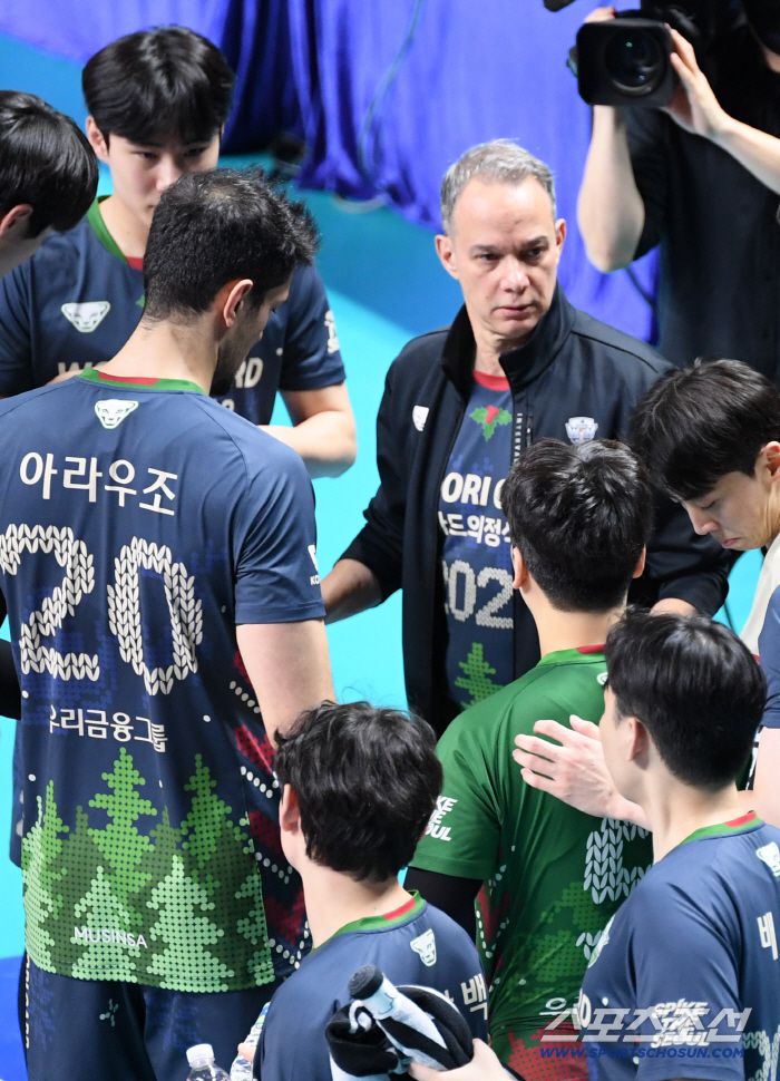 28일 장충체육관에서 열린 V리그 우리카드와 대한항공의 경기. 우리카드 마우리시오 파에스 감독이 작전 지시를 하고 있다. 장충=박재만 기자 pjm@sportschosun.com/2025.12.28/