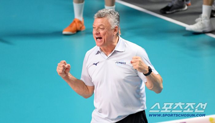 28일 장충체육관에서 열린 V리그 우리카드와 대한항공의 경기. 대한항공 레난 달 조토 감독이 환호하고 있다. 장충=박재만 기자 pjm@sportschosun.com/2025.12.28/