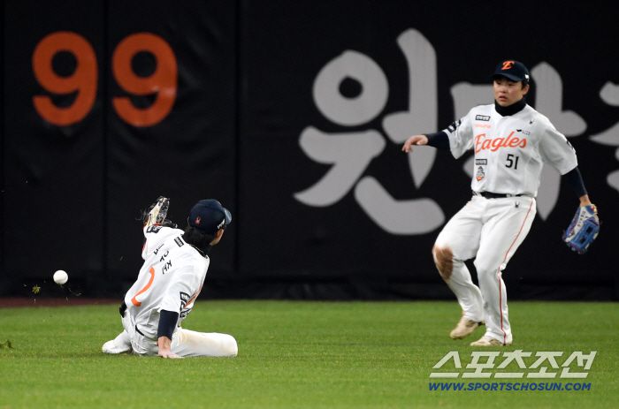 30일 대전 한화생명볼파크에서 열린 한국시리즈 4차전 한화 이글스와 LG 트윈스의 경기. 9회초 2사 LG 오스틴 타구가 한화 유격수 심우준, 좌익수 문현빈 사이 떨어지고 있다. 대전=박재만 기자 pjm@sportschosun.com/2025.10.30/