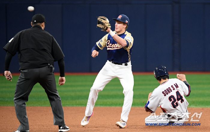 2025 K-BASEBALL SERIES 대한민국과 체코의 평가전이 8일 고척스카이돔에서 열렸다. 1회말 1사 1루 송성문이 2루를 훔치고 있다. 고척=박재만 기자 pjm@sportschosun.com/2025.11.08/