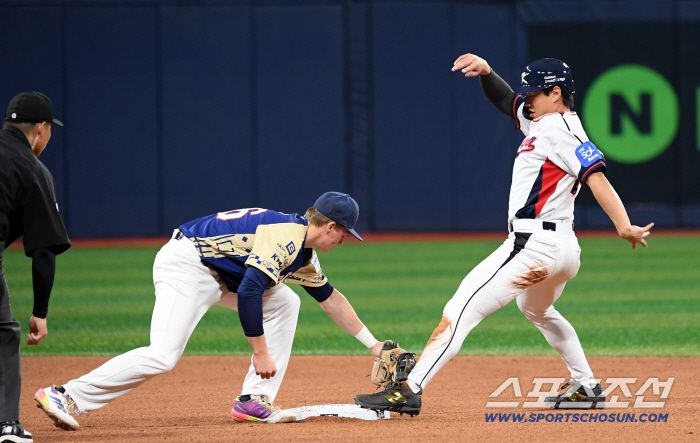 2025 K-BASEBALL SERIES 대한민국과 체코의 평가전이 8일 고척스카이돔에서 열렸다. 1회말 1사 1루 송성문이 2루를 훔치고 있다. 고척=박재만 기자 pjm@sportschosun.com/2025.11.08/
