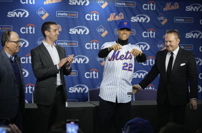 후안 소토가 1년 전 뉴욕 메츠 입단식에서 에이전트 스캇 보라스(오른쪽)와 함께 포즈를 취하고 있다. AP연합뉴스