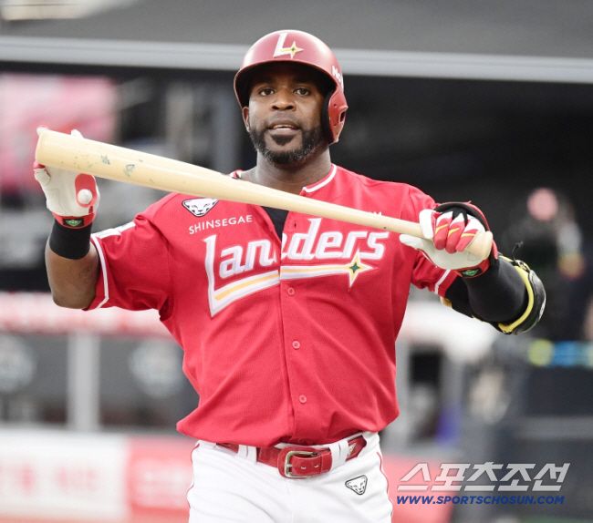 21일 수원 케이티위즈파크에서 열린 KT와 SSG의 경기. 1회 삼진을 당한 SSG 에레디아. 수원=송정헌 기자songs@sportschosun.com/2025.08.21/