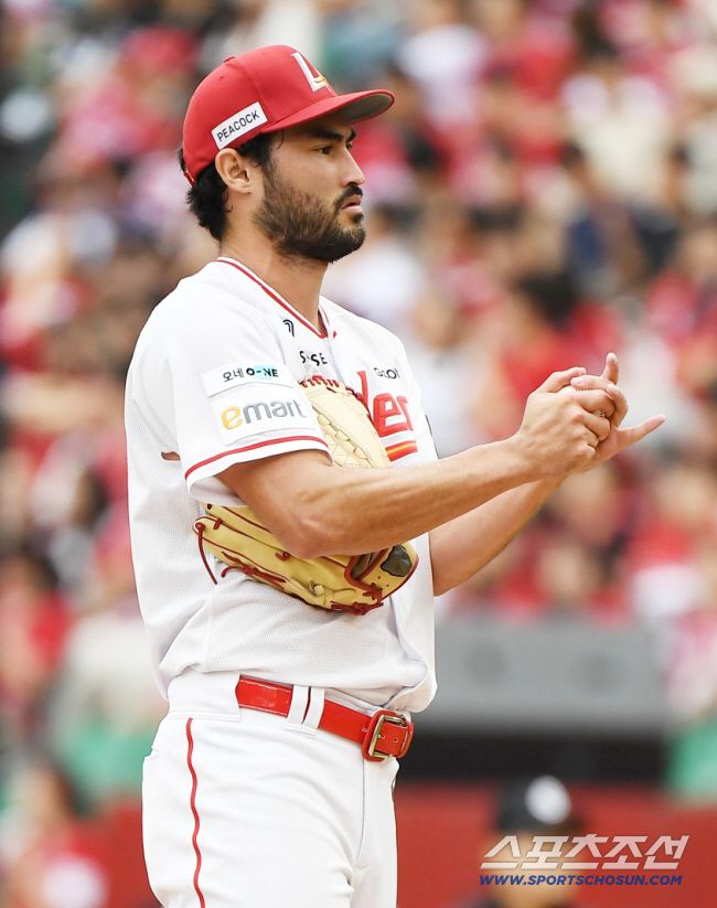 9일 인천SSG랜더스필드에서 열린 삼성과 SSG의 준PO 1차전. SSG 선발투수 화이트가 경기 초반 고전하고 있다. 인천=정재근 기자 cjg@sportschosun.com/2025.10.9/