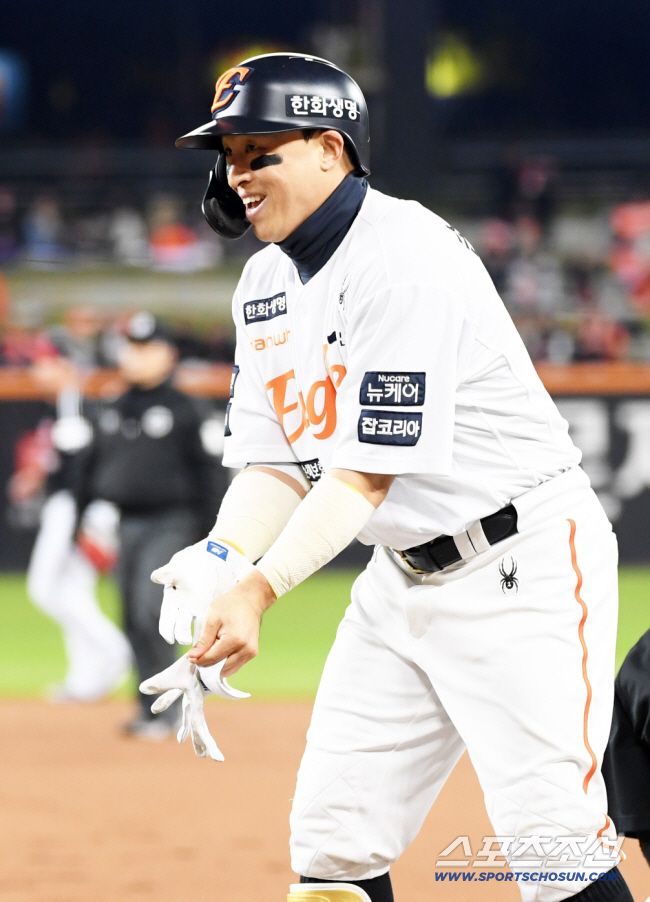 30일 대전 한화생명볼파크에서 열린 한국시리즈 4차전 한화 이글스와 LG 트윈스의 경기. 3회말 한화 손아섭이 안타를 날린 뒤 환호하고 있다. 대전=박재만 기자 pjm@sportschosun.com/2025.10.30/