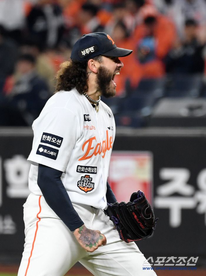 29일 대전 한화생명볼파크에서 열린 한국시리즈 3차전 한화 이글스와 LG 트윈스의 경기. 6회초 2사 1,2루 LG 문보경을 삼진 처리한 한화 선발 폰세가 포효하고 있다. 대전=박재만 기자 pjm@sportschosun.com/2025.10.29/