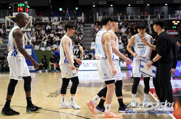 30일 수원 KT소닉붐아레나에서 열린 프로농구 수원 KT와 서울 삼성의 경기. 김효범 감독이 작전 지시를 하고 있다. 수원=박재만 기자 pjm@sportschosun.com/2025.12.30/
