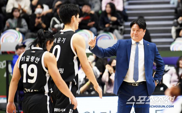30일 수원 KT소닉붐아레나에서 열린 프로농구 수원 KT와 서울 삼성의 경기. KT 문경은 감독이 선수들을 반기고 있다. 수원=박재만 기자 pjm@sportschosun.com/2025.12.30/