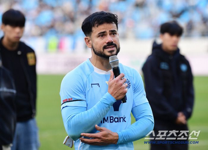 30일 대구IM뱅크파크에서 열린 K리그1 대구FC와 FC안양의 경기. 양 팀은 2-2 무승부를 기록했다. 대구FC는 강등이 확정됐다. 경기 종료 후 팬들에게 감사의 인사를 하고 있는 세징야. 대구=송정헌 기자songs@sportschosun.com/2025.11.30/