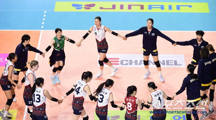 31일 인천 삼산월드체육관에서 열린 V리그 여자부 흥국생명과 현대건설의 경기. 승리를 거둔 현대건설 선수들이 기쁨을 나누고 있다. 인천=송정헌 기자songs@sportschosun.com/2025.12.31/