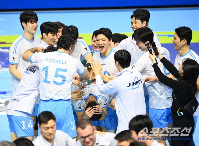 7일 인천계양체육관에서 열린 V리그 남자부 대한항공과 삼성화재의 경기. 대한항공이 3대1로 승리하며 10연승을 달렸다. 곽승석과 기쁨을 나누는 대한항공 선수들의 모습. 인천=허상욱 기자wook@sportschosun.com/2025.12.07/