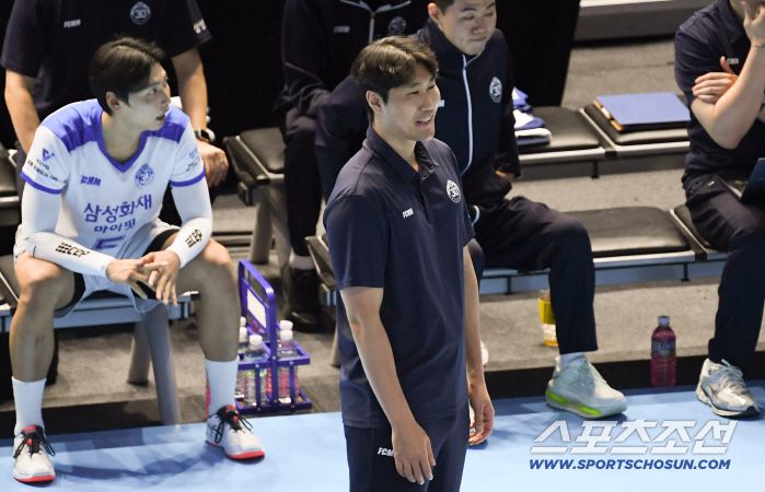 1일 인천 계양체육관에서 열린 V리그 대한항공과 삼성화재의 경기. 고준용 감독대행이 생각에 잠겨 있다. 인천=박재만 기자 pjm@sportschosun.com/2026.01.01/